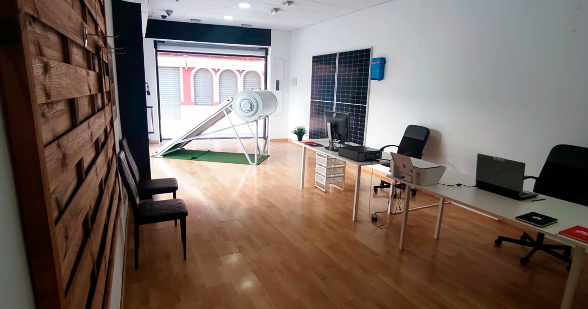 Interior 01 tienda energia solar térmica y fotovoltaica en Dos Hermanas, Sevilla
