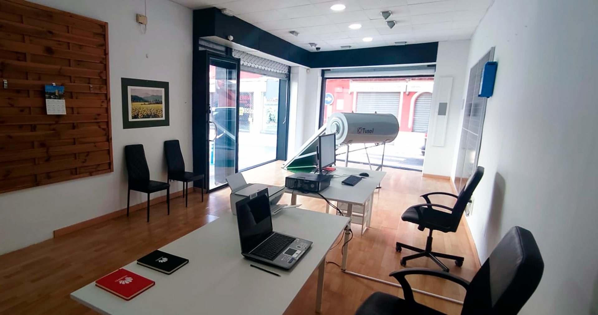 Interior 02 tienda energia solar térmica y fotovoltaica en Dos Hermanas, Sevilla